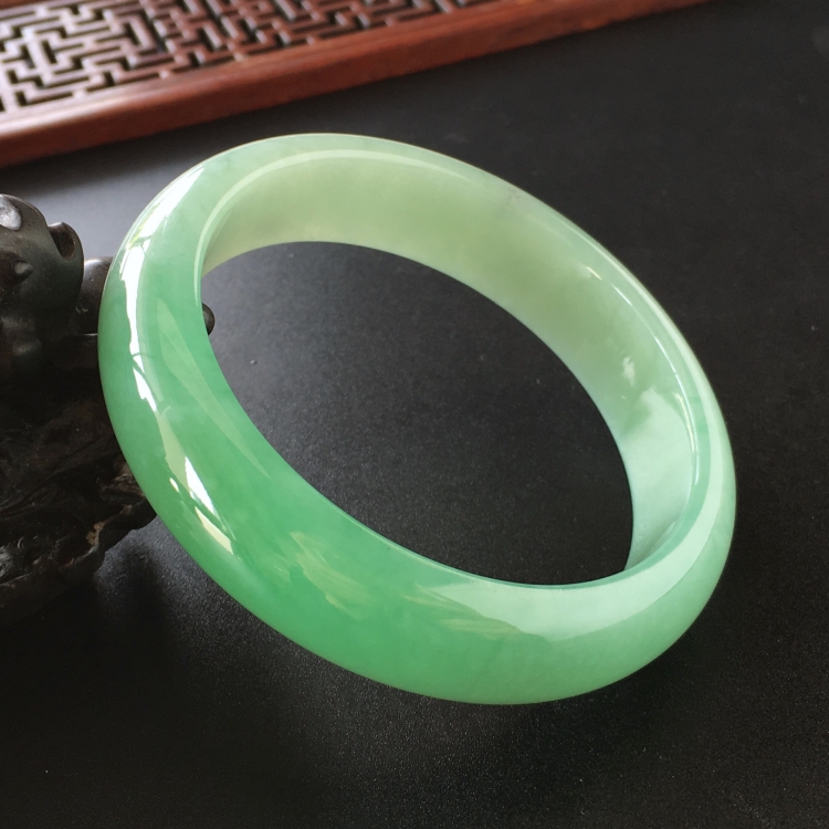 (超值推荐)糯冰种淡绿手镯(55.7mm)