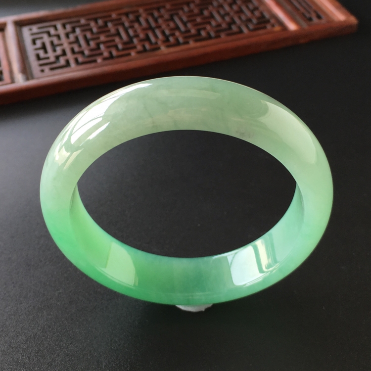 (超值推荐)糯冰种淡绿手镯(55.7mm)