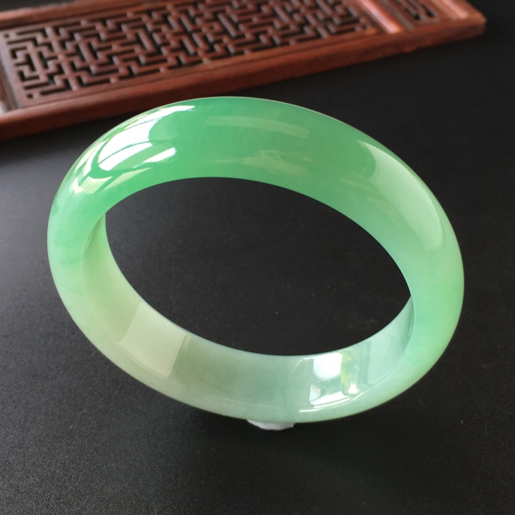 (超值推荐)糯冰种淡绿手镯(55.7mm)