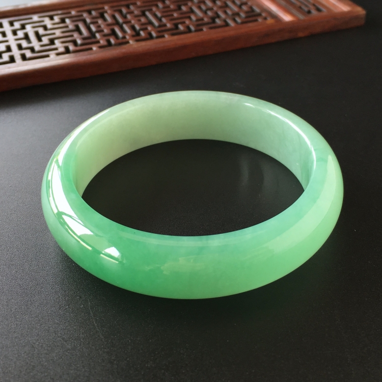 (超值推荐)糯冰种淡绿手镯(55.7mm)