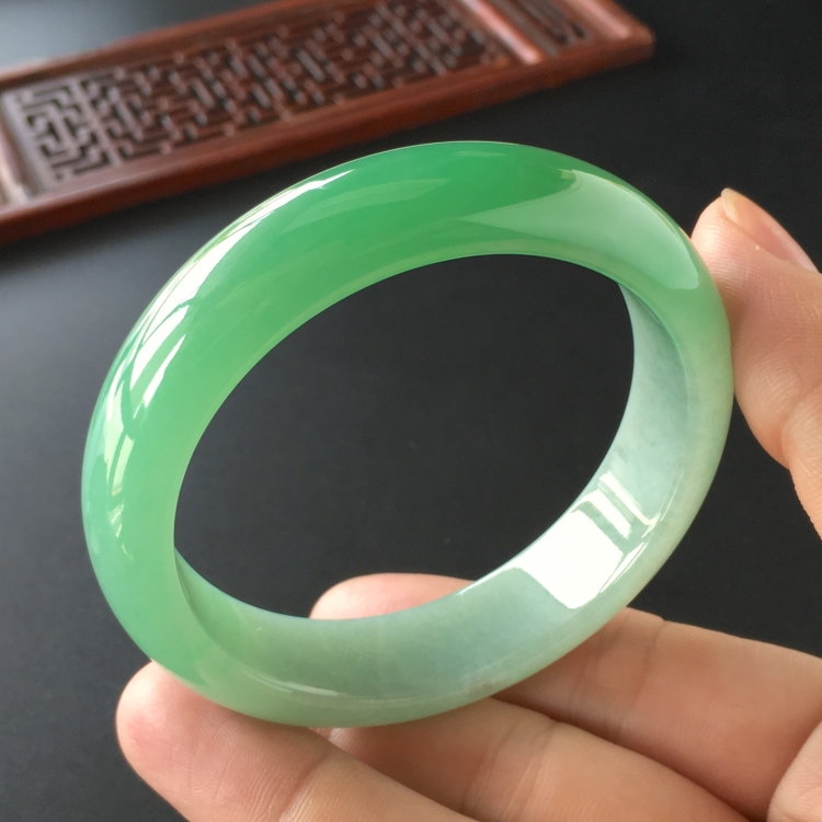 (超值推荐)糯冰种淡绿手镯(55.7mm)