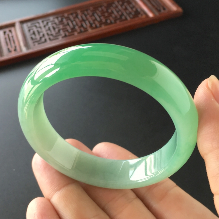 (超值推荐)糯冰种淡绿手镯(55.7mm)