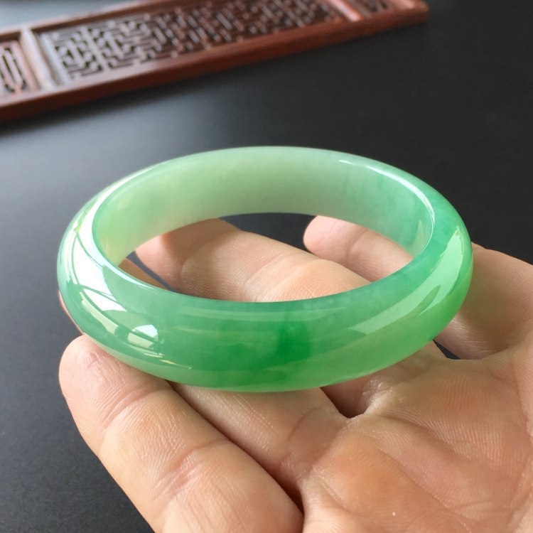 (超值推荐)糯冰种飘翠手镯(55.8mm)