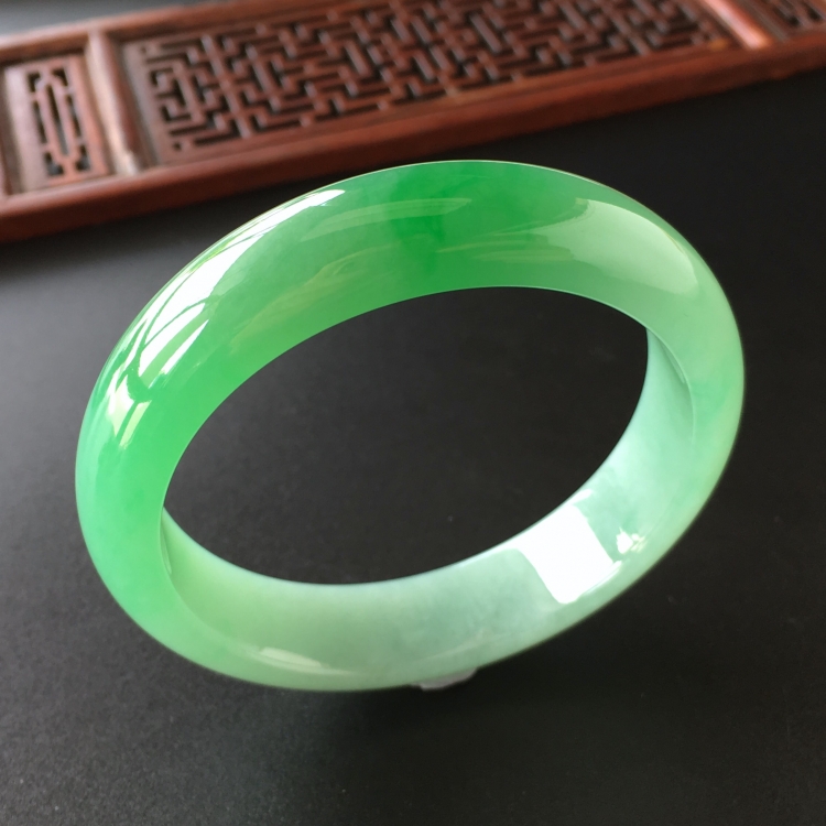 (超值推荐)糯冰种飘翠手镯(55.8mm)