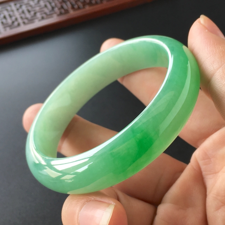 (超值推荐)糯冰种飘翠手镯(55.8mm)