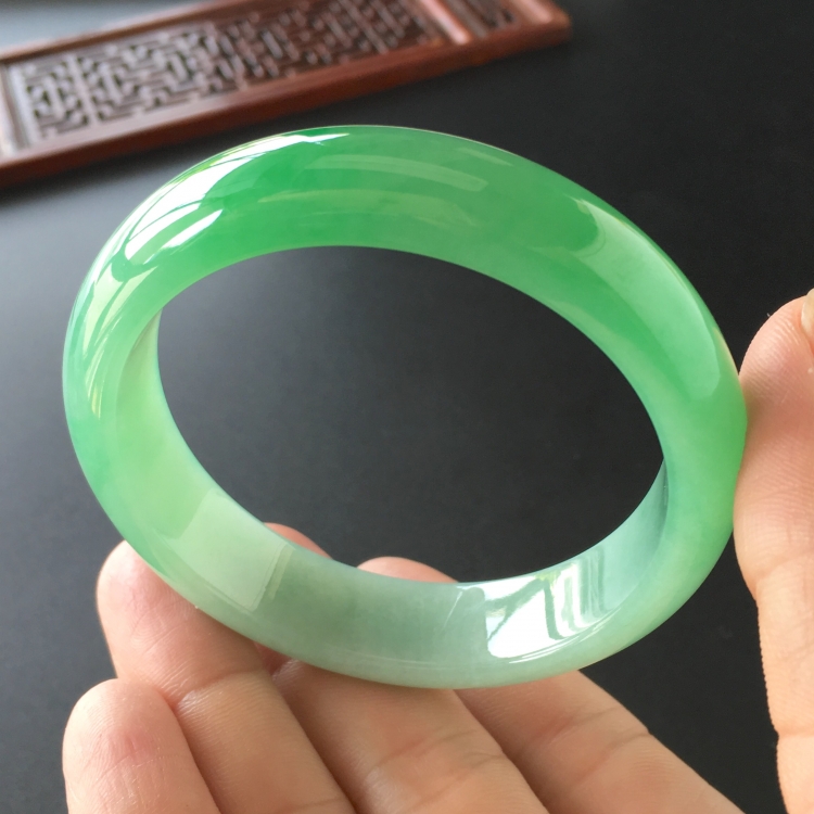 (超值推荐)糯冰种飘翠手镯(55.8mm)