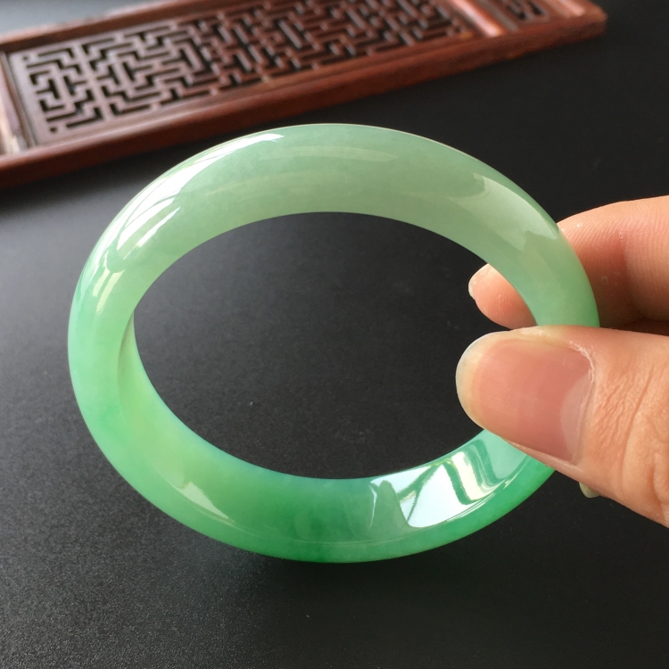 (超值推荐)糯冰种飘翠手镯(55.8mm)