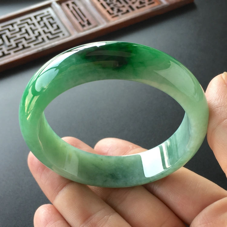 (超值推荐)糯冰种飘翠手镯(54.6mm)