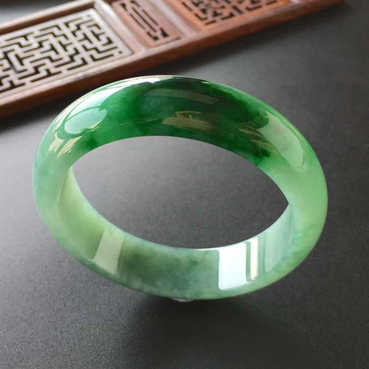 (超值推荐)糯冰种飘翠手镯(54.6mm)