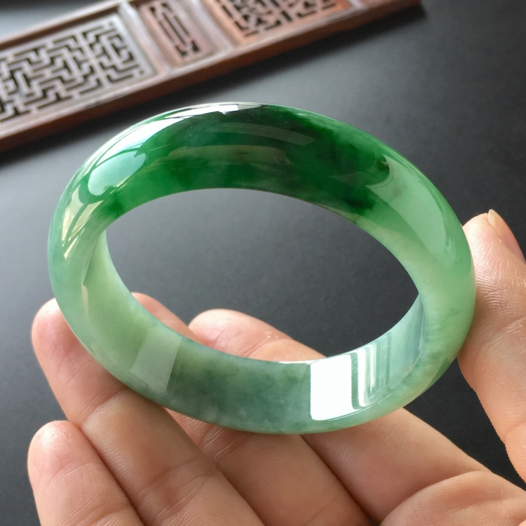 (超值推荐)糯冰种飘翠手镯(54.6mm)