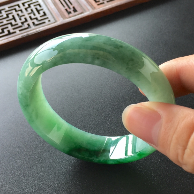 (超值推荐)糯冰种飘翠手镯(54.6mm)