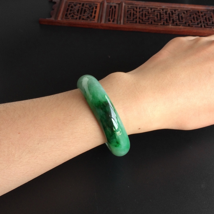(超值推荐)糯冰种飘翠手镯(54.6mm)