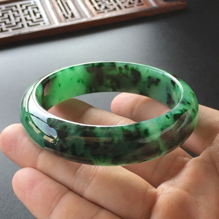 (超值推荐)糯冰种廯加绿手镯(57.7mm)