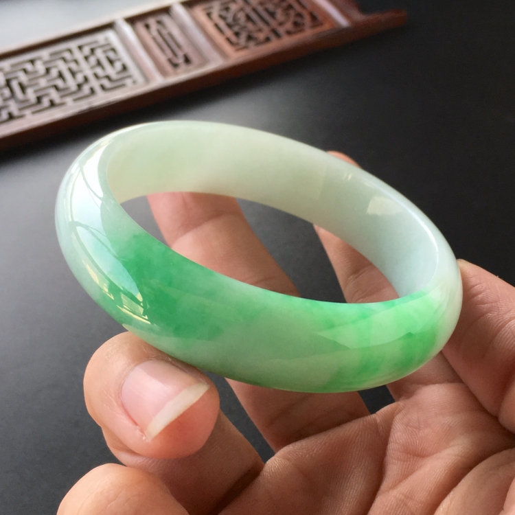 (超值推荐)糯冰种飘翠手镯(58.7mm)