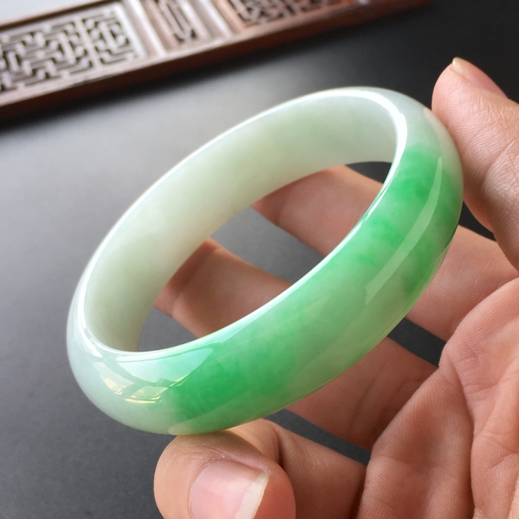 (超值推荐)糯冰种飘翠手镯(58.7mm)