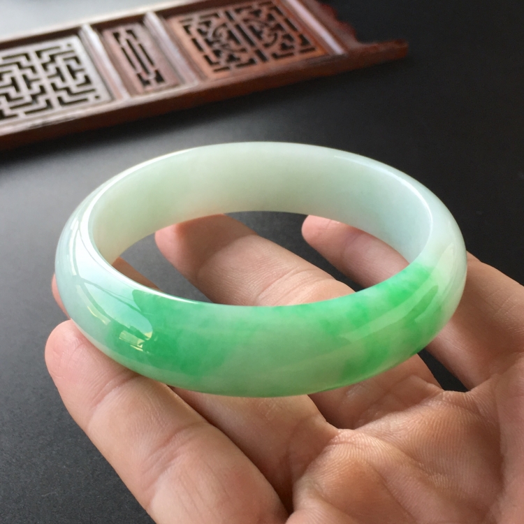 (超值推荐)糯冰种飘翠手镯(58.7mm)