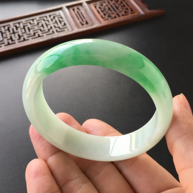 (超值推荐)糯冰种飘翠手镯(58.7mm)