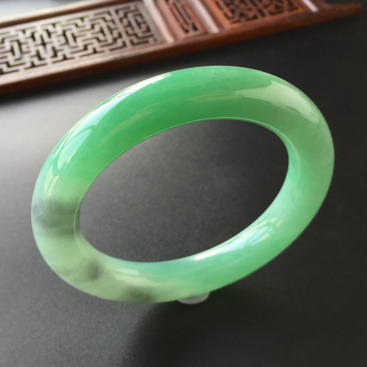 (超值推荐)糯冰种飘翠圆条手镯(59.7mm)