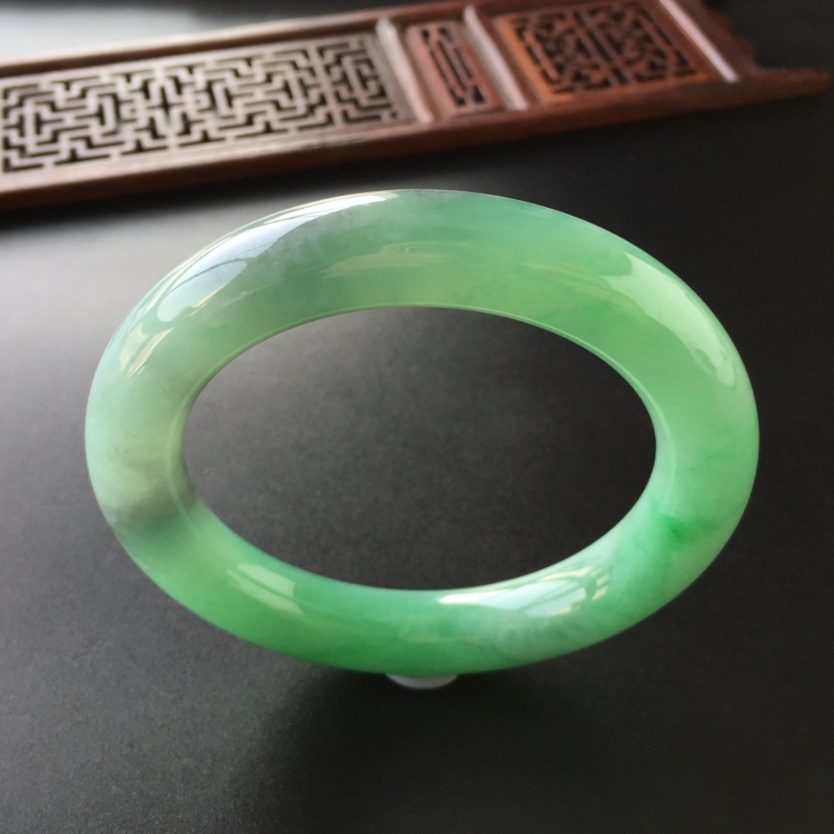 (超值推荐)糯冰种飘翠圆条手镯(59.7mm)