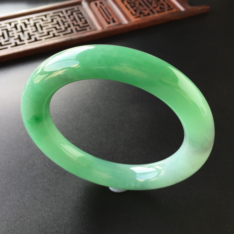 (超值推荐)糯冰种飘翠圆条手镯(59.7mm)