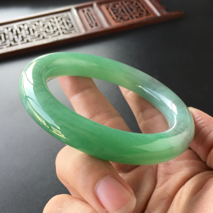 (超值推荐)糯冰种飘翠圆条手镯(59.7mm)