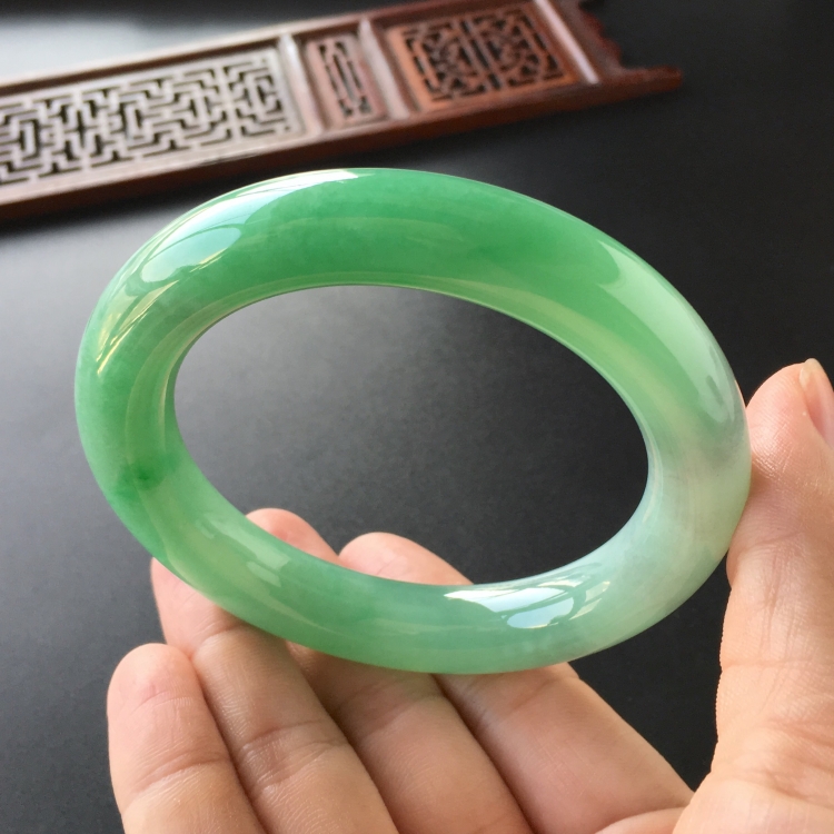 (超值推荐)糯冰种飘翠圆条手镯(59.7mm)
