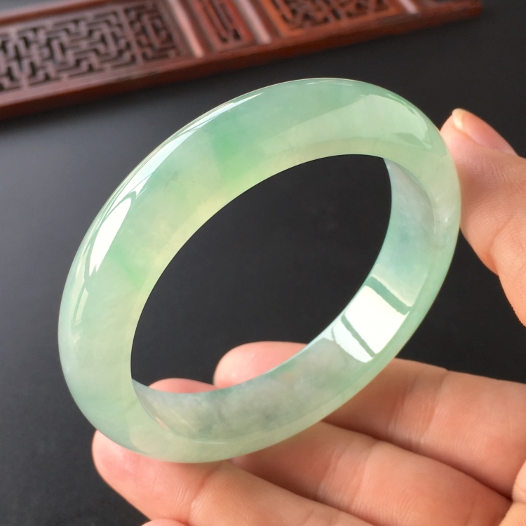 (超值推荐)冰种晴水略飘绿花手镯(56.5mm)