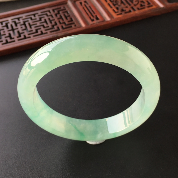 (超值推荐)冰种晴水略飘绿花手镯(56.5mm)