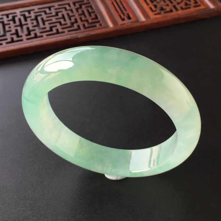 (超值推荐)冰种晴水略飘绿花手镯(56.5mm)