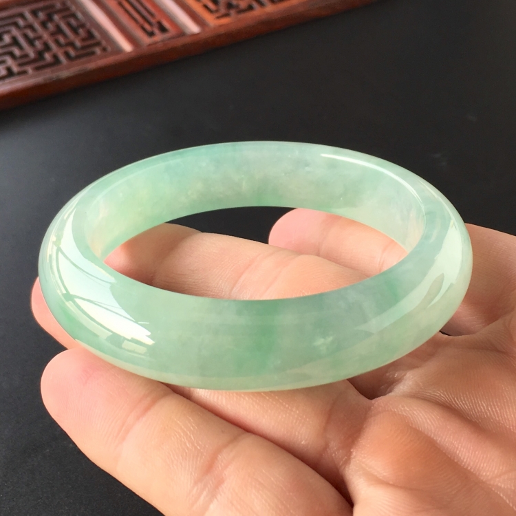 (超值推荐)冰种晴水略飘绿花手镯(56.5mm)
