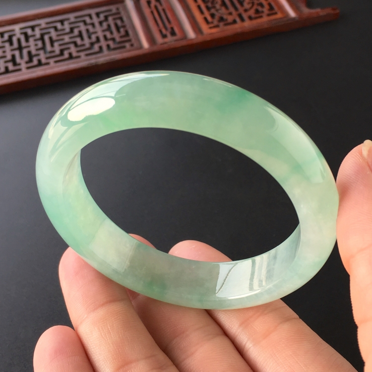 (超值推荐)冰种晴水略飘绿花手镯(56.5mm)