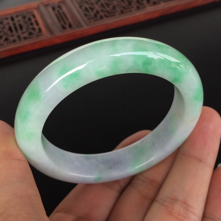 (超值推荐)糯冰种淡春带彩手镯(54.1mm)