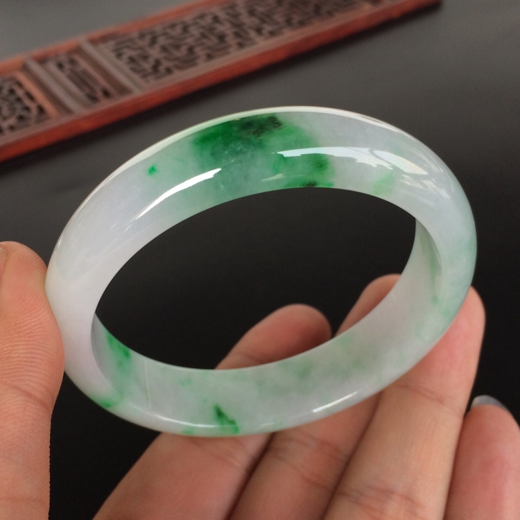 (超值推荐)糯冰种飘翠手镯(55mm)