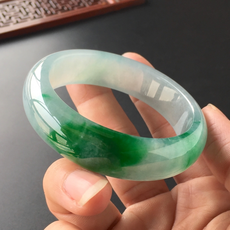 (超值推荐)糯冰种飘阳绿手镯(54.2mm)