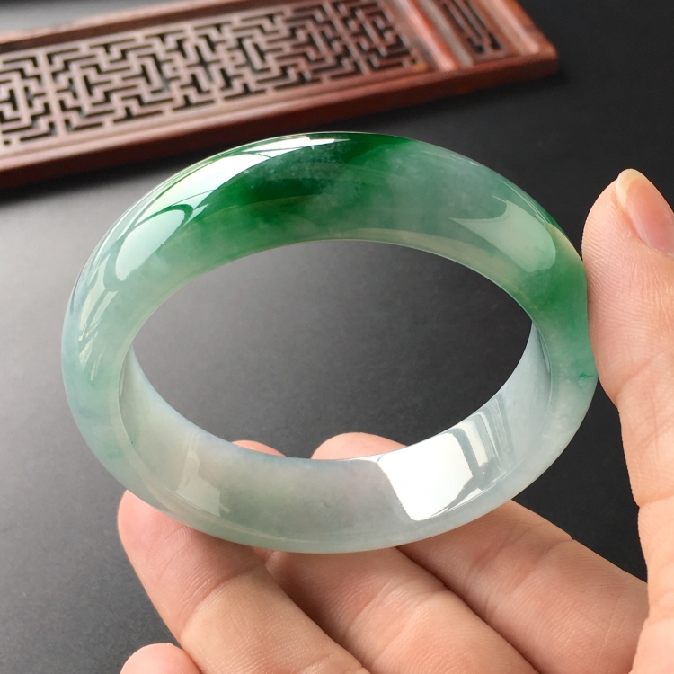 (超值推荐)糯冰种飘阳绿手镯(54.2mm)