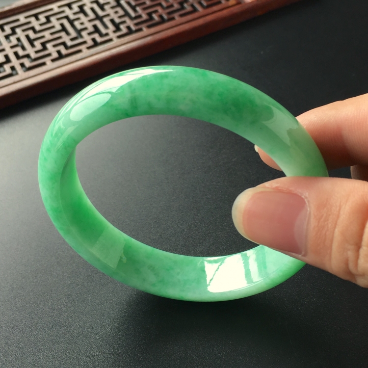 (超值推荐)糯冰种翠色手镯(57.2mm)