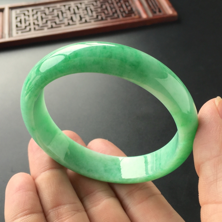 (超值推荐)糯冰种翠色手镯(57.2mm)