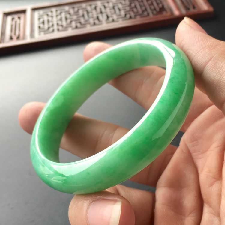 (超值推荐)糯冰种翠色手镯(57.2mm)