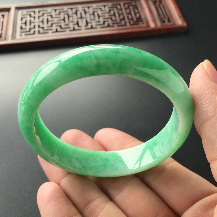 (超值推荐)糯冰种翠色手镯(57.2mm)