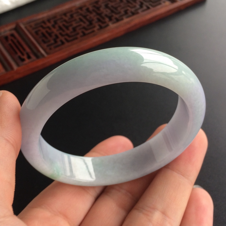 (超值推荐)糯冰种淡春带彩手镯(56.1mm)
