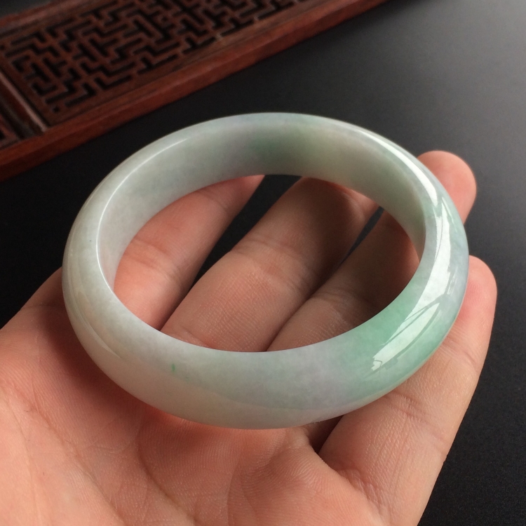 (超值推荐)糯冰种飘翠手镯(56.2mm)