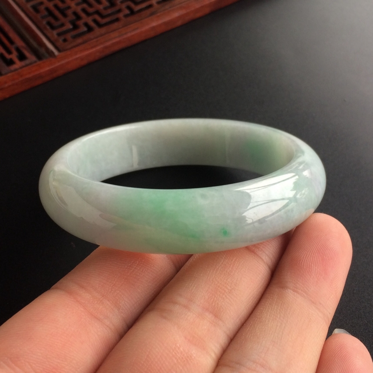 (超值推荐)糯冰种飘翠手镯(56.2mm)