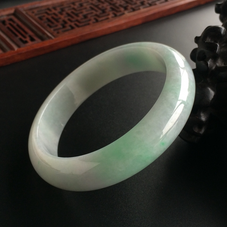 (超值推荐)糯冰种飘翠手镯(56.2mm)