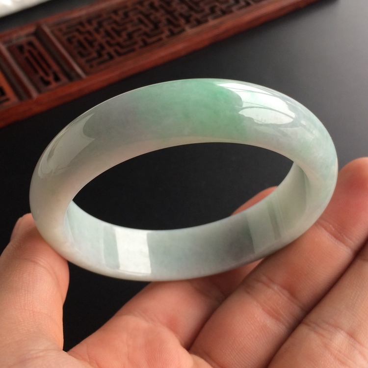(超值推荐)糯冰种飘翠手镯(56.2mm)