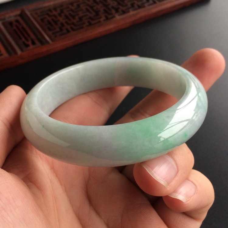 (超值推荐)糯冰种飘翠手镯(56.2mm)