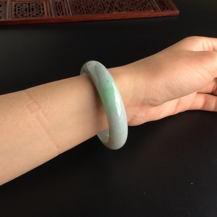 (超值推荐)糯冰种飘翠手镯(56.2mm)