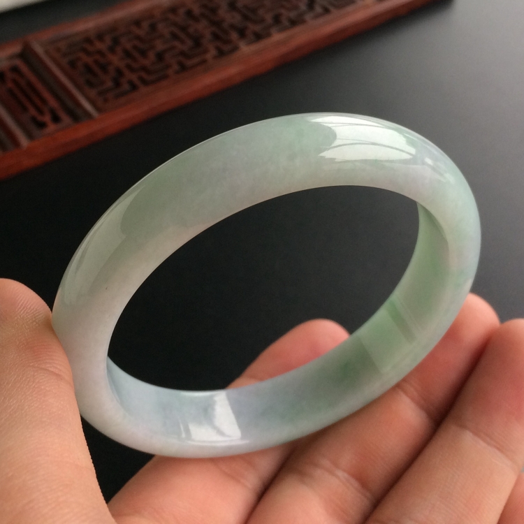 (超值推荐)糯冰种飘翠手镯(56.2mm)