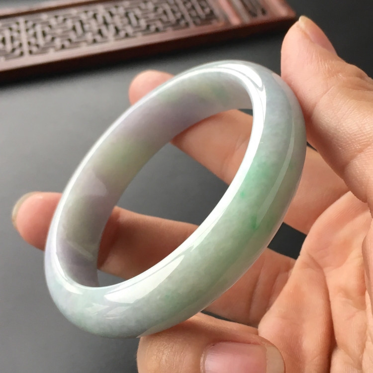 (超值推荐)糯冰种淡春带彩手镯(56.2mm)