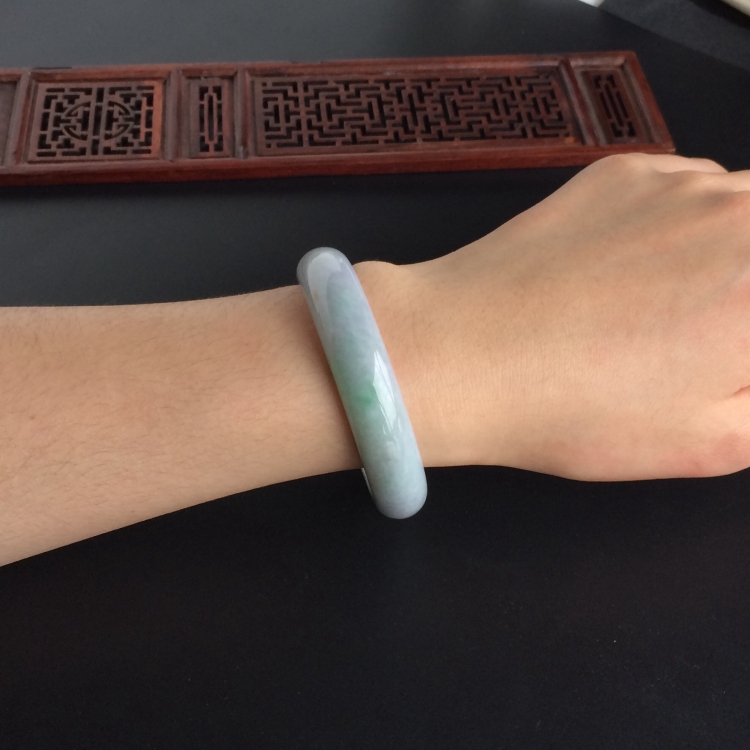 (超值推荐)糯冰种淡春带彩手镯(56.2mm)