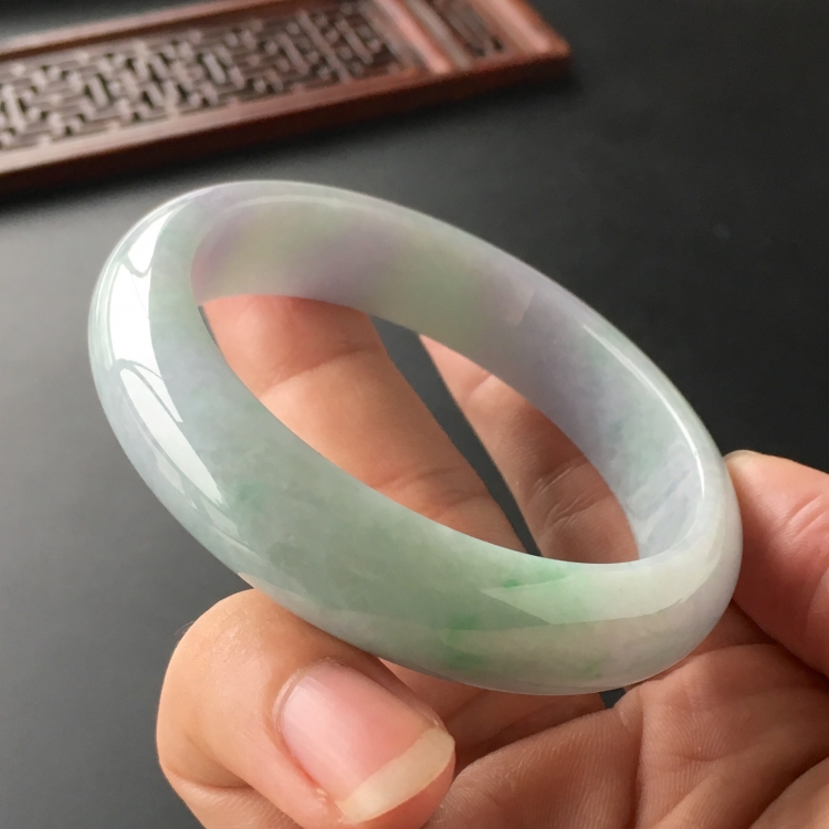 (超值推荐)糯冰种淡春带彩手镯(56.2mm)